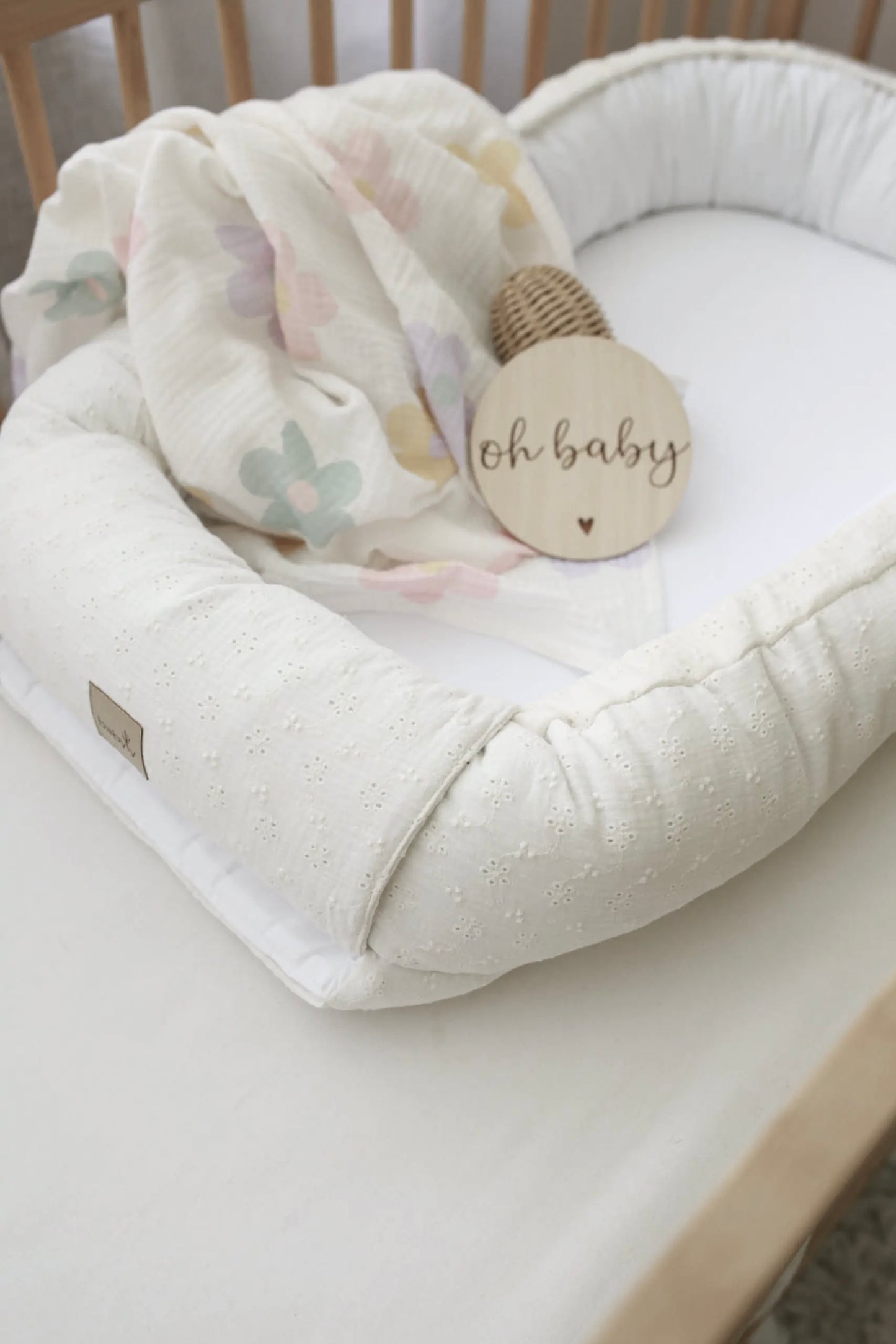 Ninho de bebé em musselina bordado cru