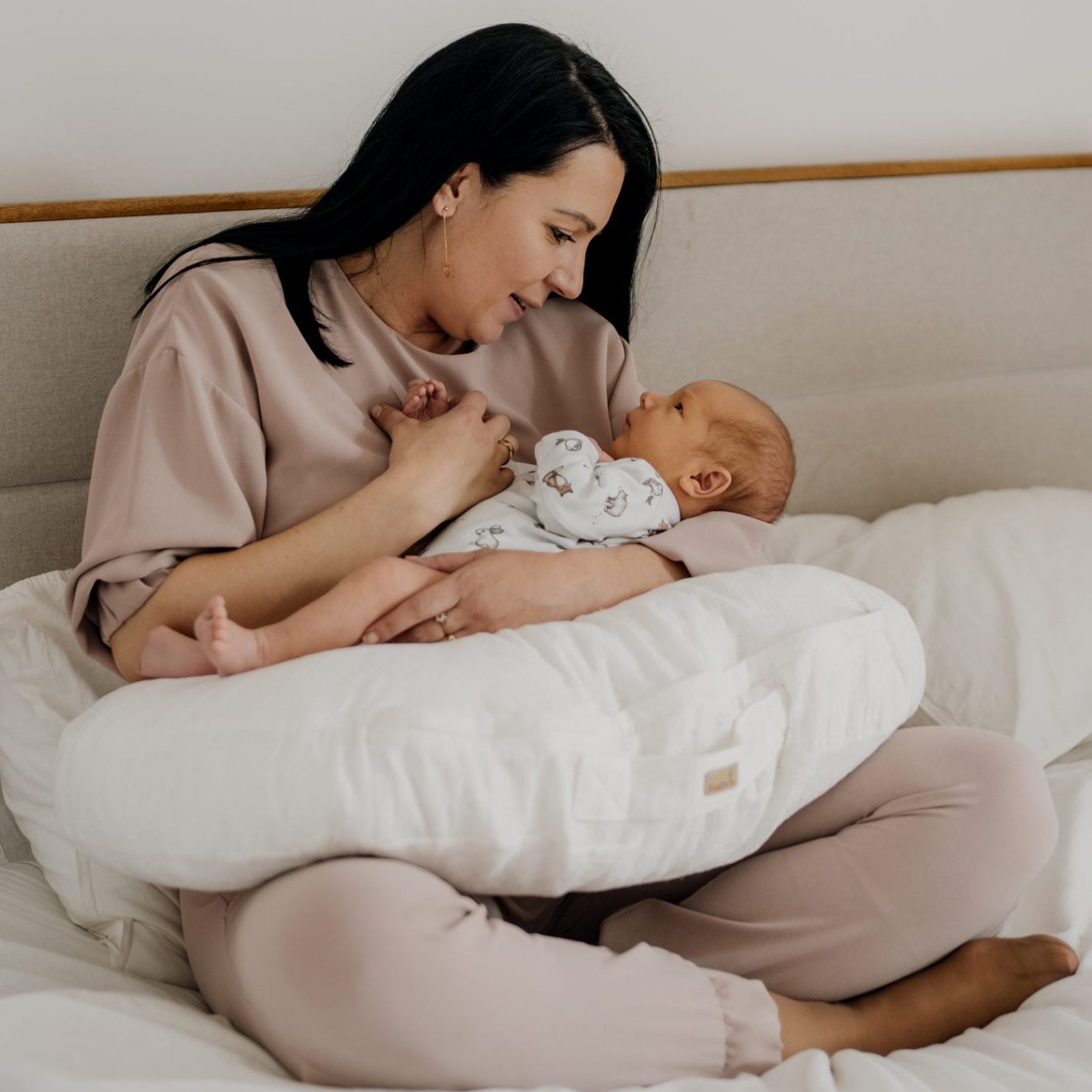 Almofada de amamentação bebé e mamã branco bordado