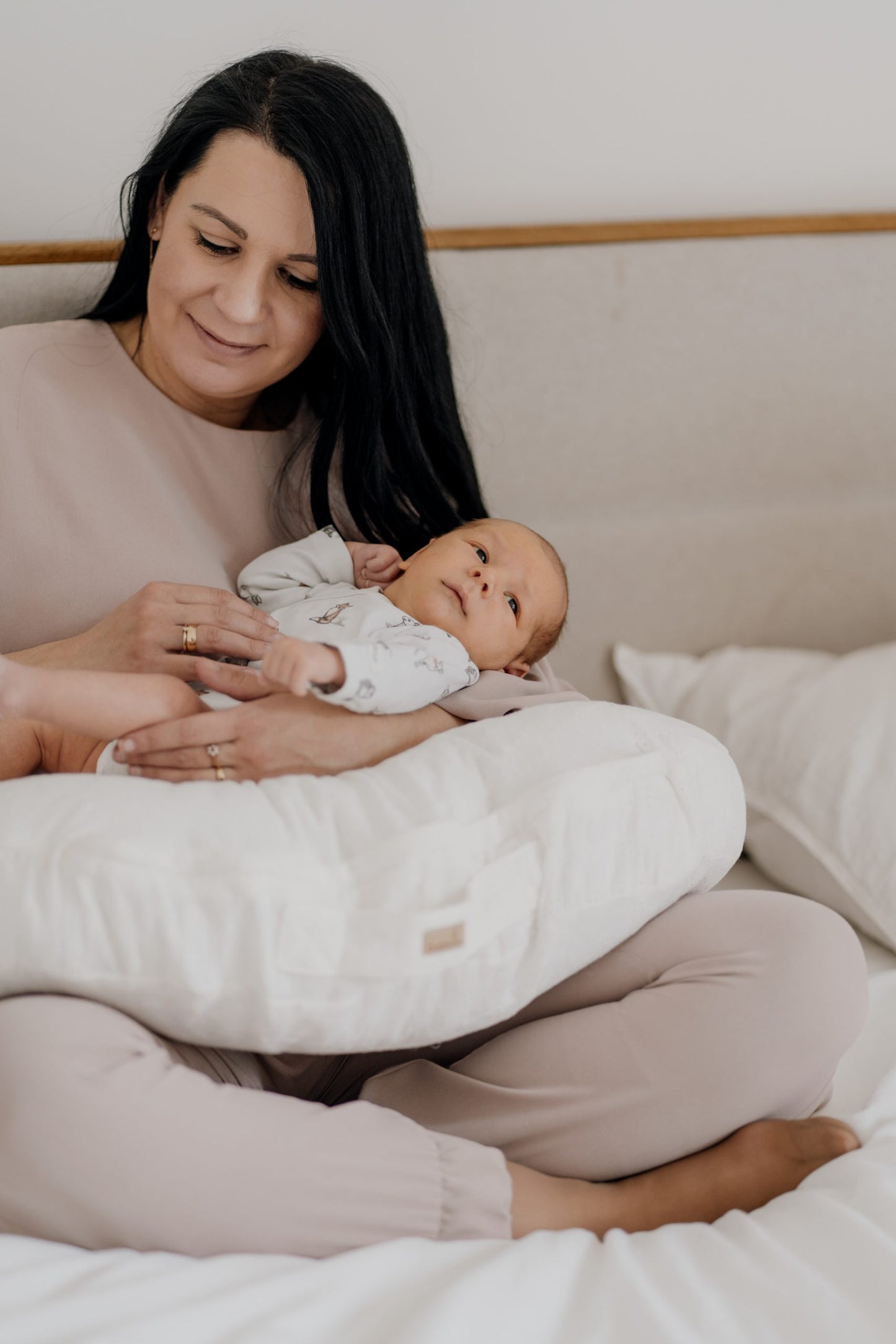 Almofada de amamentação bebé e mamã branco bordado