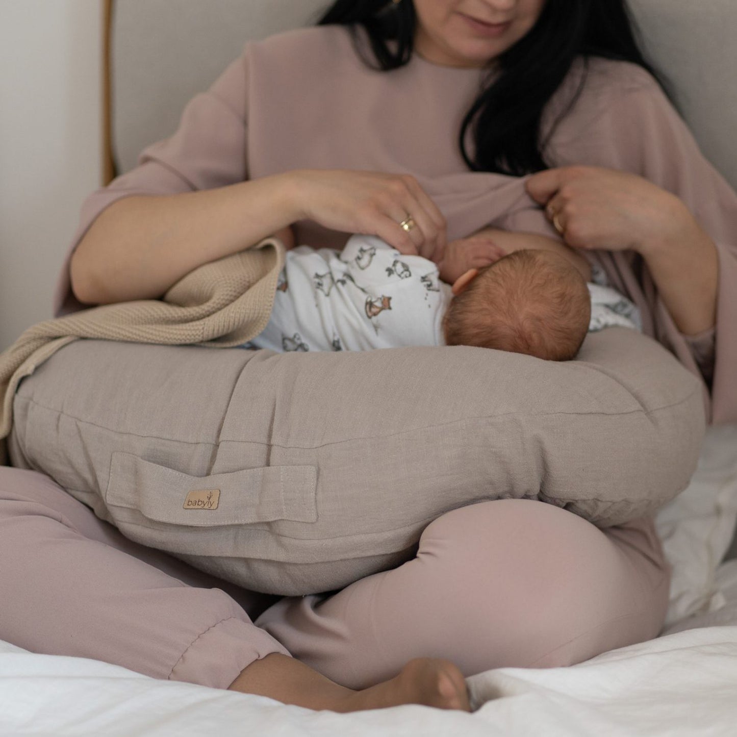 Almofada de amamentação bebé e mamã em linho bege
