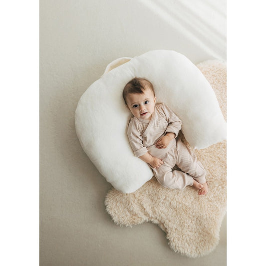 Almofada de amamentação em linho, macia e ergonómica, ideal para conforto da mamã e do bebé durante a amamentação e gravidez.