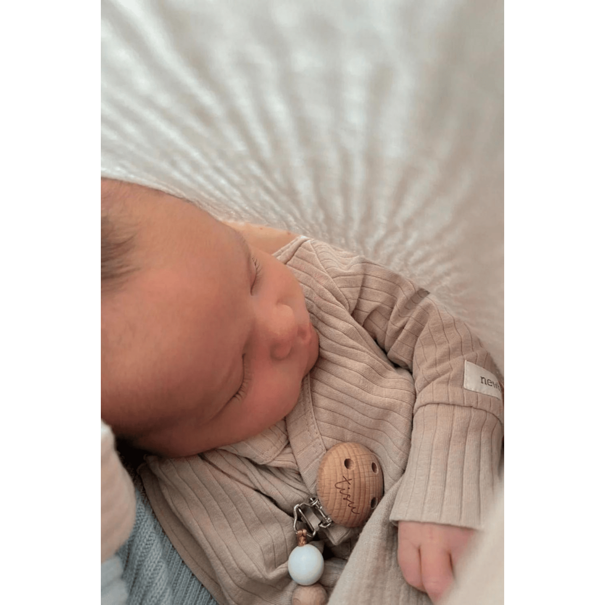 TISU é um avental de amamentação criado para criar uma atmosfera confortável para mamã e bebé, quando as mamãs sentem essa necessidade.