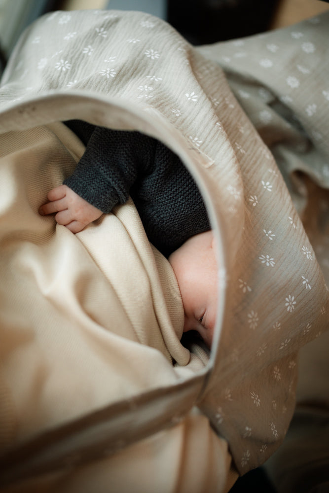 TISU é um avental de amamentação criado para criar uma atmosfera confortável para mamã e bebé, quando as mamãs sentem essa necessidade.