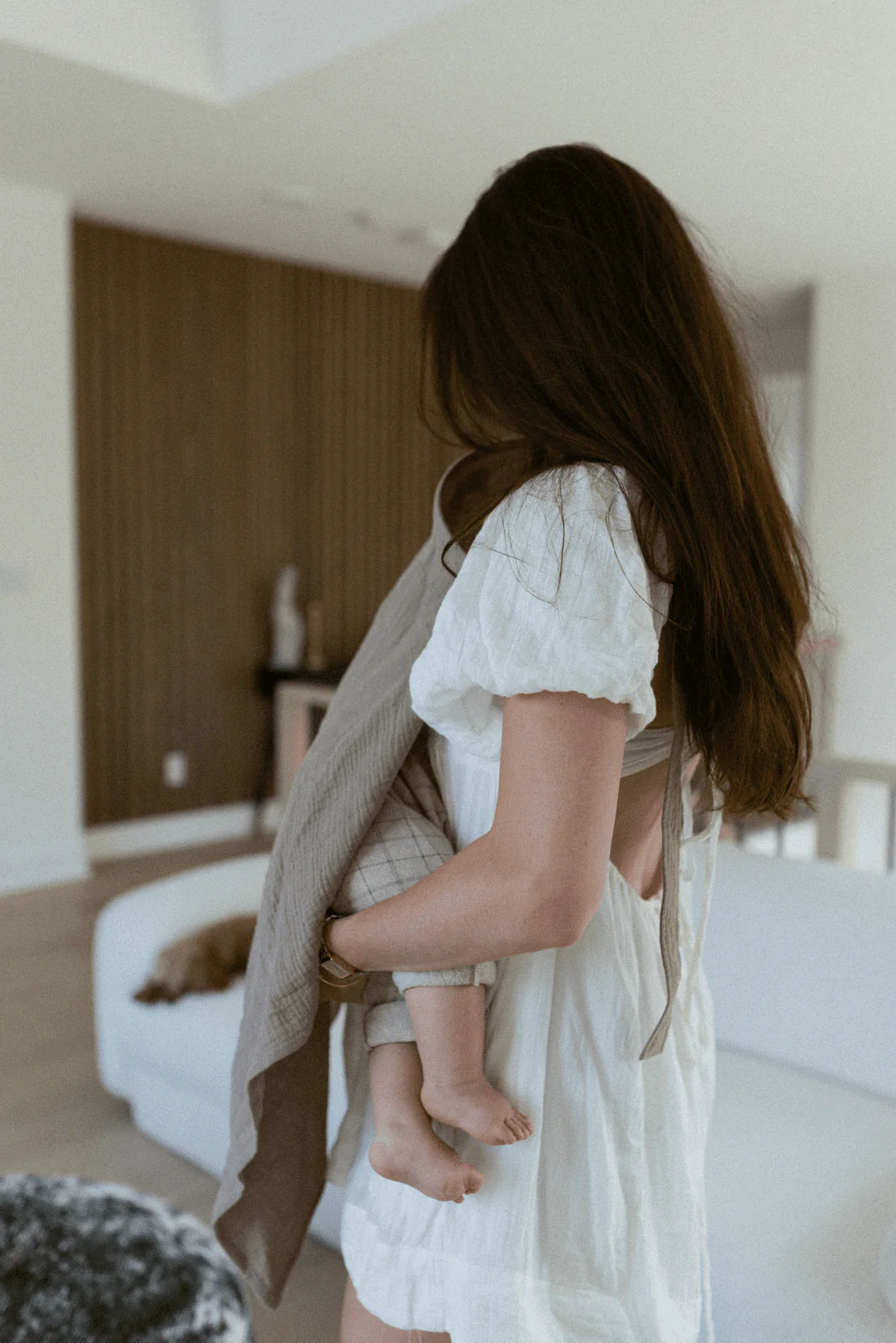 Avental de amamentação para bebé cor taupe beige, leve e respirável para maior conforto para mamã e bebé.