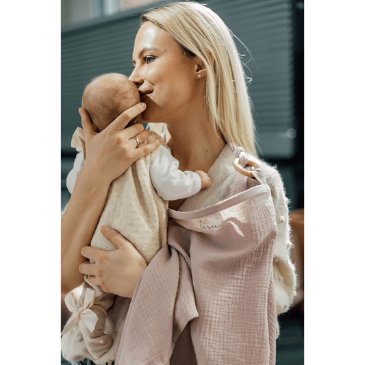 TISU é um avental de amamentação criado para criar uma atmosfera confortável para mamã e bebé, quando as mamãs sentem essa necessidade.