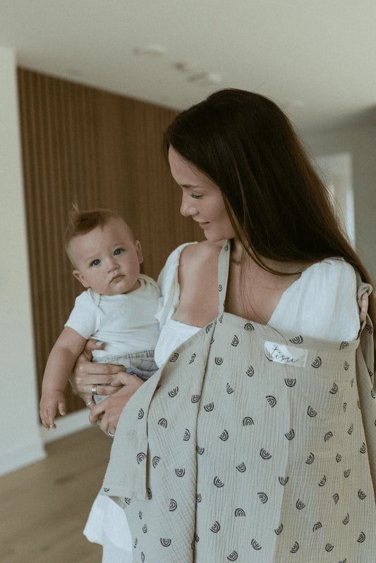 TISU é um avental de amamentação criado para criar uma atmosfera confortável para mamã e bebé, facilmente lavável e projetado para ser leve e respirável.