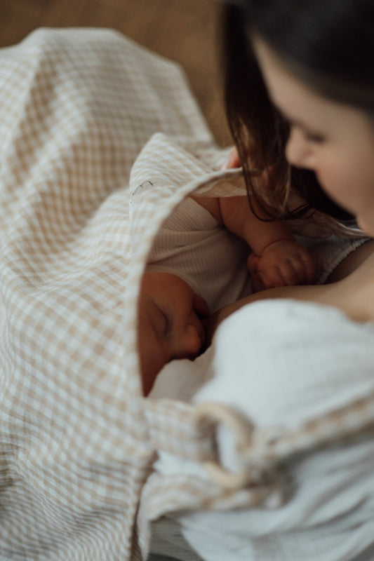 TISU é um avental de amamentação criado para criar uma atmosfera confortável para mamã e bebé, facilmente lavável e projetado para ser leve e respirável.