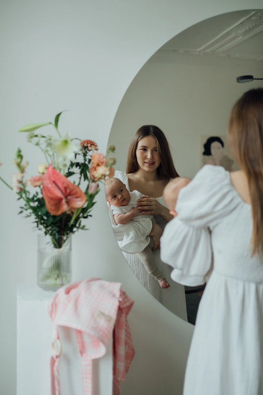 TISU é um avental de amamentação criado para criar uma atmosfera confortável para mamã e bebé, facilmente lavável e projetado para ser leve e respirável.