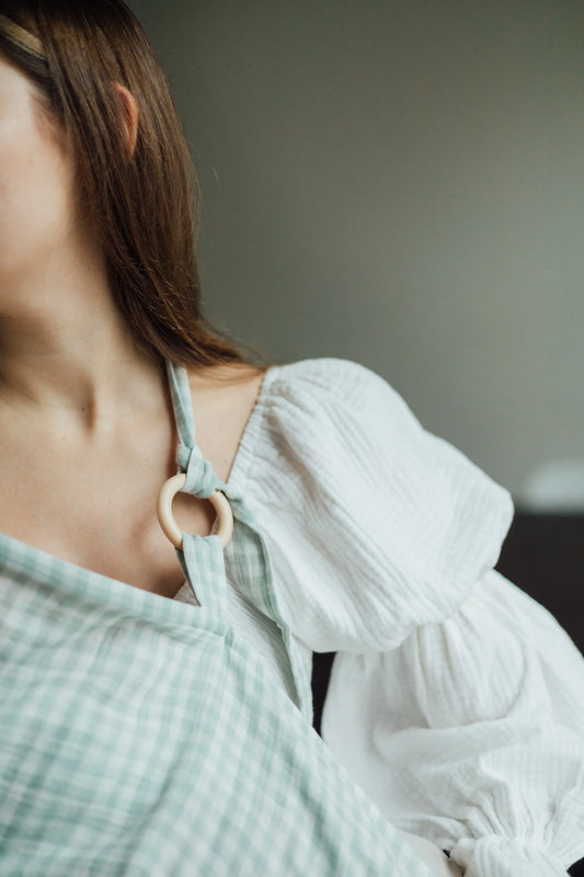 TISU é um avental de amamentação criado para criar uma atmosfera confortável para mamã e bebé, facilmente lavável e projetado para ser leve e respirável.