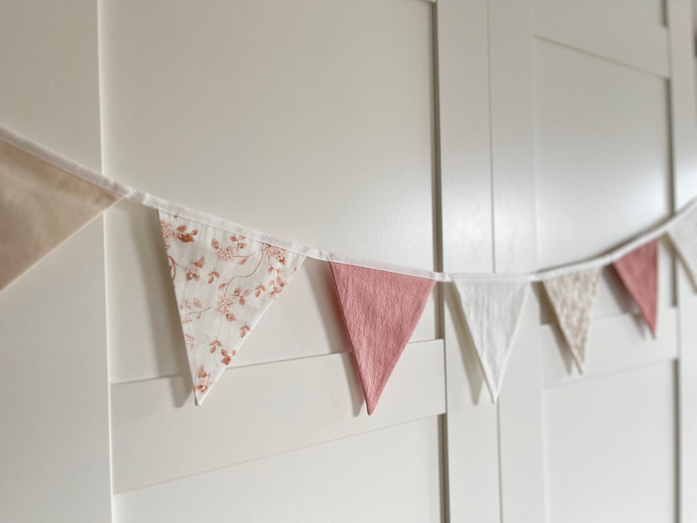 Banderines decorativos para la habitación del bebé.