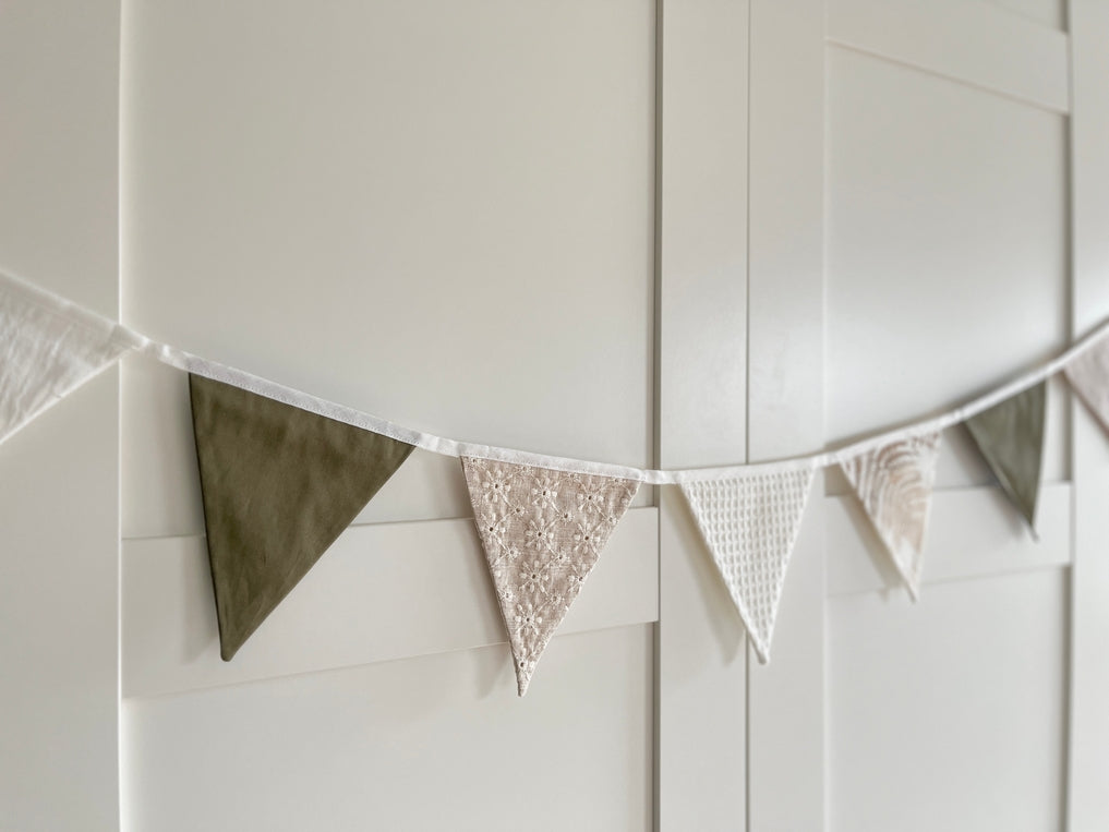 Banderines decorativos para la habitación del bebé.