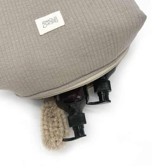 Necessaire para os essenciais de bebé em casa ou durante o passeio, esta bolsa de higiene destaca-se pelo design espaçoso e funcional.