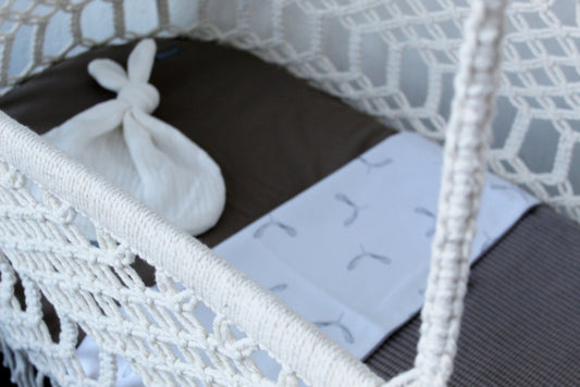 Conjunto de lençóis de bebé para berço em algodão, com padrão delicado em tom neutro, perfeito para um ambiente suave e aconchegante.