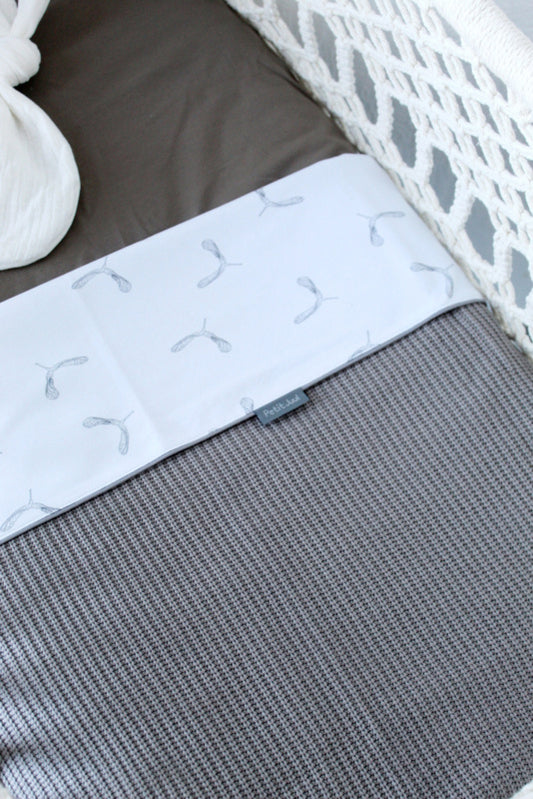 Conjunto de lençóis de bebé para berço em algodão, com padrão delicado em tom neutro, perfeito para um ambiente suave e aconchegante.