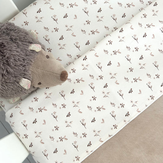 Conjunto de lençóis de bebé para berço em algodão em tom neutro motivo folhas e flores