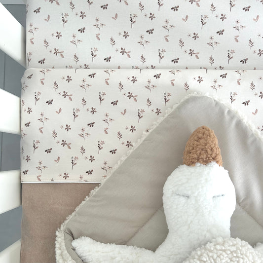 Conjunto de lençóis de bebé para berço em algodão em tom neutro motivo folhas e flores