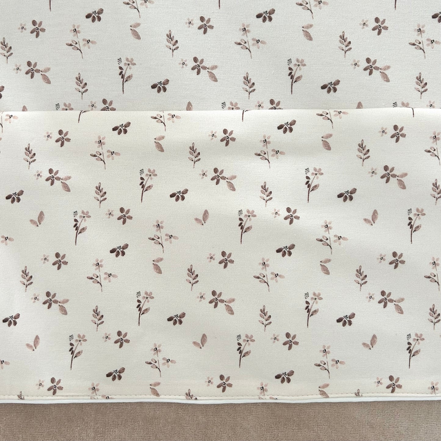 Conjunto de lençóis de bebé para berço em algodão em tom neutro motivo folhas e flores