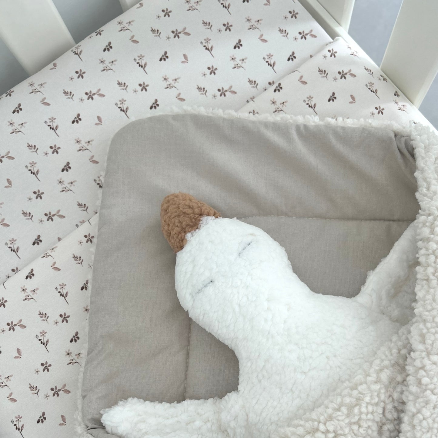 Conjunto de lençóis de bebé para berço em algodão em tom neutro motivo folhas e flores