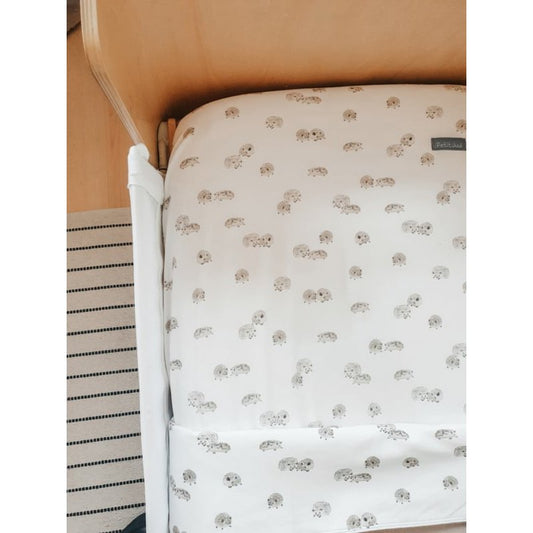 Conjunto de lençóis de bebé para berço em algodão, com padrão delicado em tom neutro, perfeito para um ambiente suave e aconchegante.