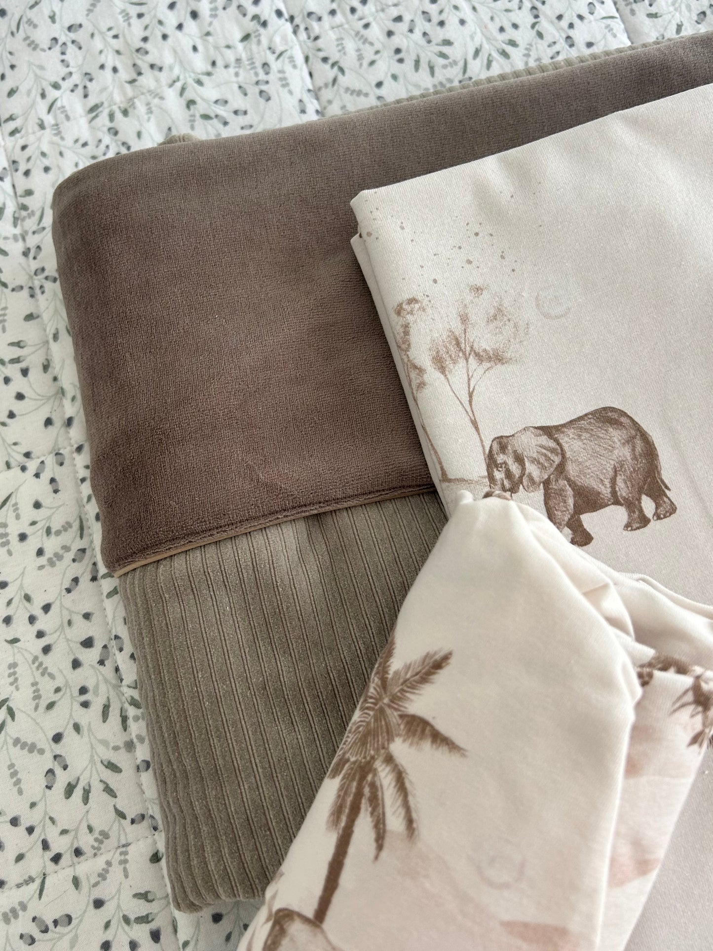 Conjunto de lençóis de bebé para berço em algodão, com padrão delicado safari em tom neutro, perfeito para um ambiente suave e aconchegante.