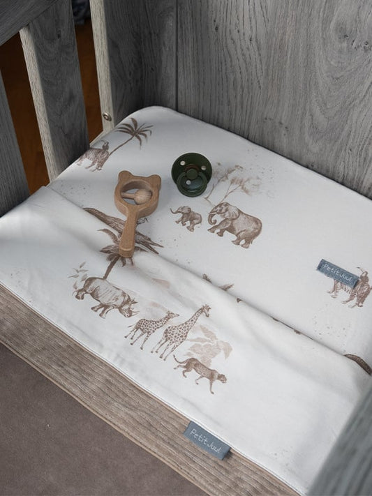 Conjunto de lençóis de bebé para berço em algodão, com padrão delicado safari em tom neutro, perfeito para um ambiente suave e aconchegante.