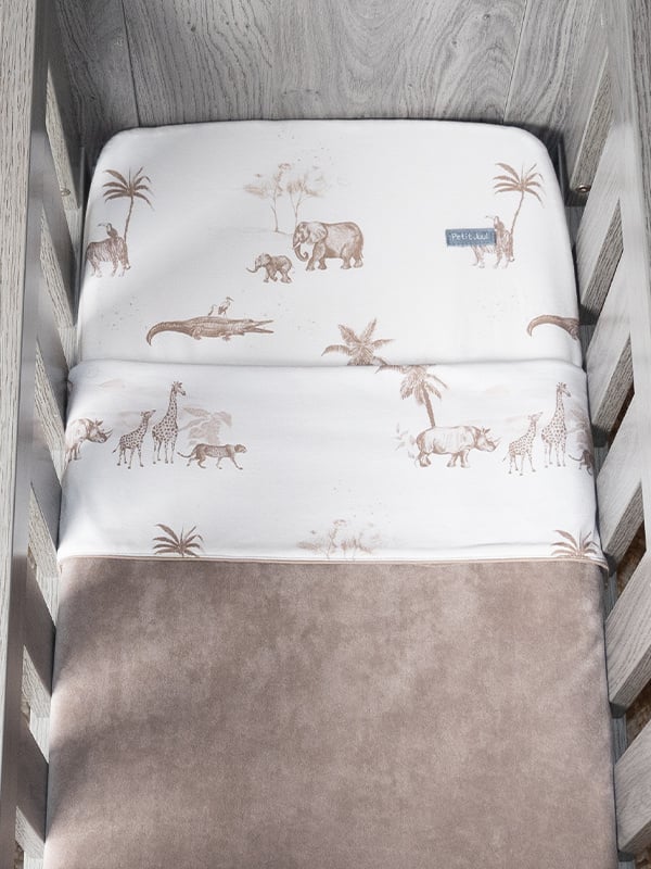 Conjunto de lençóis de bebé para berço em algodão, com padrão delicado safari em tom neutro, perfeito para um ambiente suave e aconchegante.