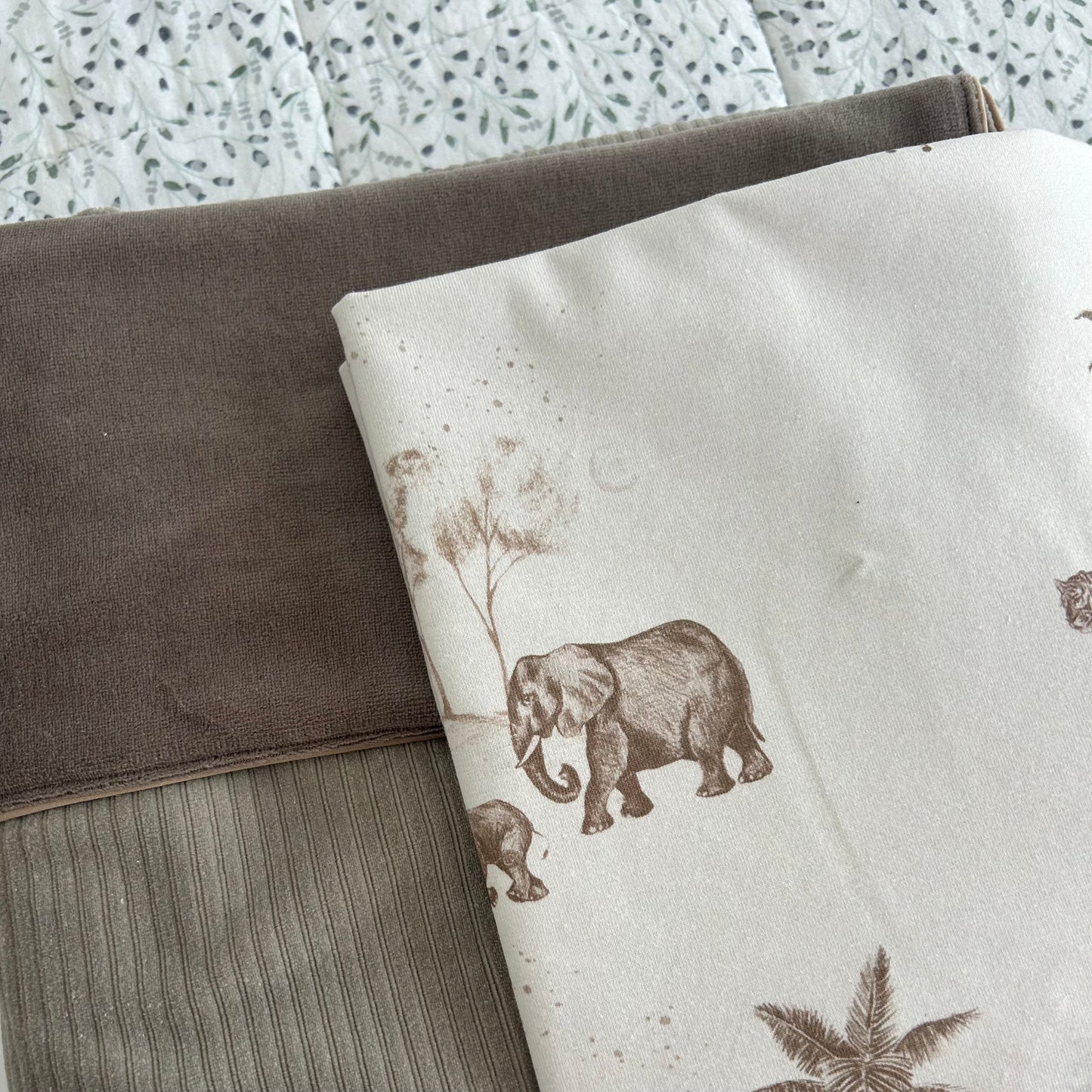 Conjunto de lençóis de bebé para berço em algodão, com padrão delicado safari em tom neutro, perfeito para um ambiente suave e aconchegante.