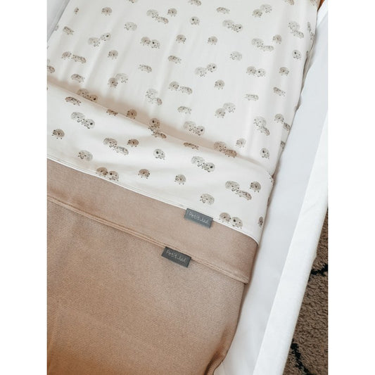 Conjunto de lençóis de bebé para berço em algodão, com padrão delicado em tom neutro, perfeito para um ambiente suave e aconchegante.