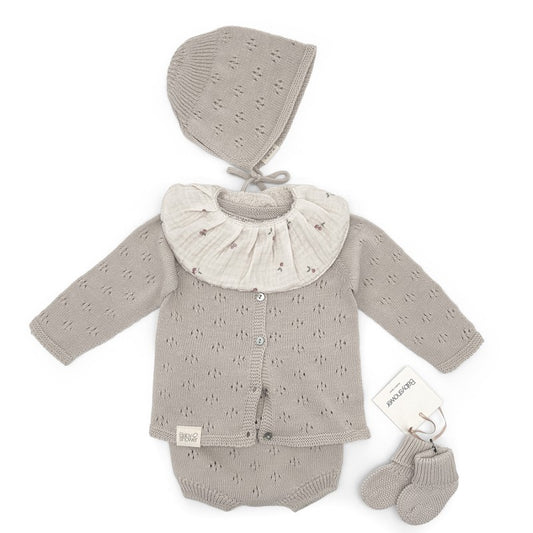 Conjunto recém-nascido tricot beige em look completo, com botinhas