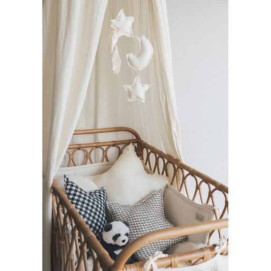 Contorno de berço em algodão de tom creme marfim, perfeito para criar um ambiente sereno, seguro e confortável para o bebé.