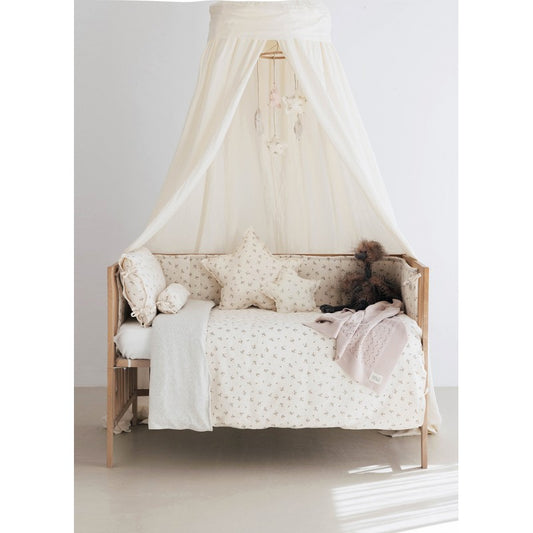 Contorno de berço em algodão de tom neutro floral, perfeito para criar um ambiente sereno, seguro e confortável para o bebé.
