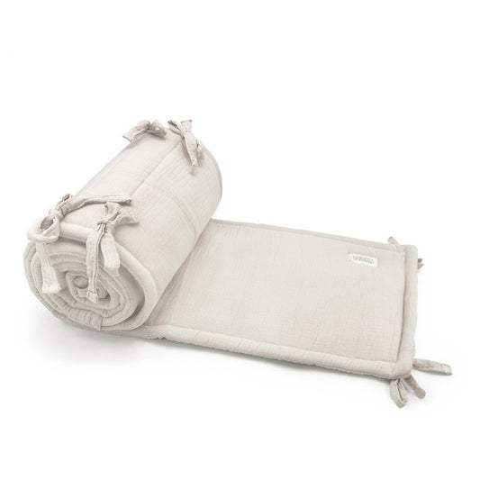 Contorno de berço em algodão de tom neutro, perfeito para criar um ambiente sereno, seguro e confortável para o bebé.