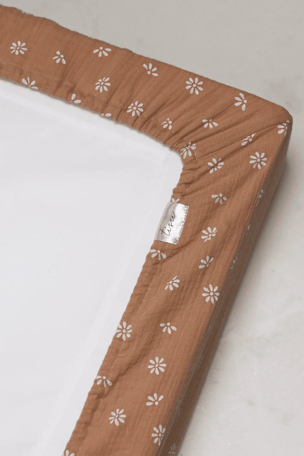 Forra para trocador de fraldas ikea ou equivalente caramelo terra nude flores