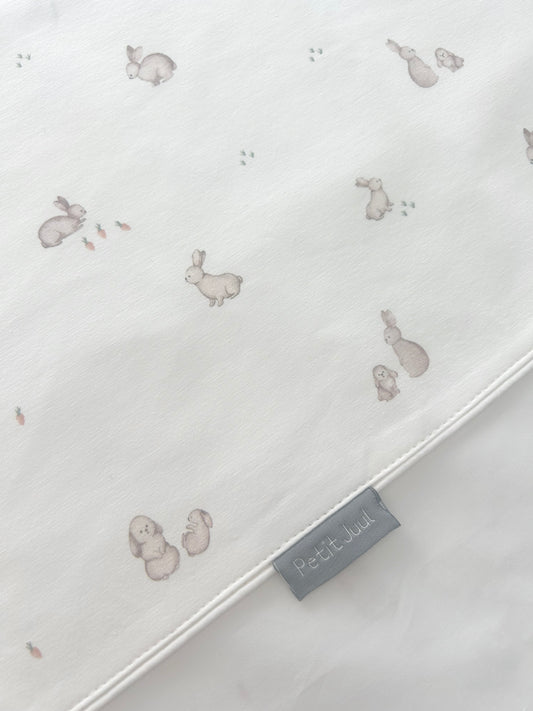 Conjunto de lençóis de bebé para berço em algodão com motivo coelhinhos, disponível em vários tamanhos.