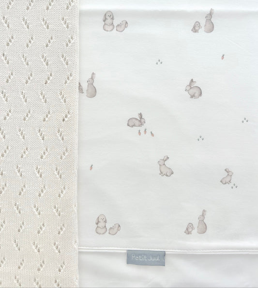 Conjunto de lençóis de bebé para berço em algodão com motivo coelhinhos, disponível em vários tamanhos.