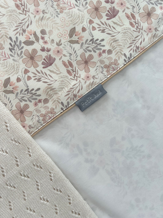 Conjunto de lençóis de bebé para berço em algodão com motivo floral, disponível em vários tamanhos.