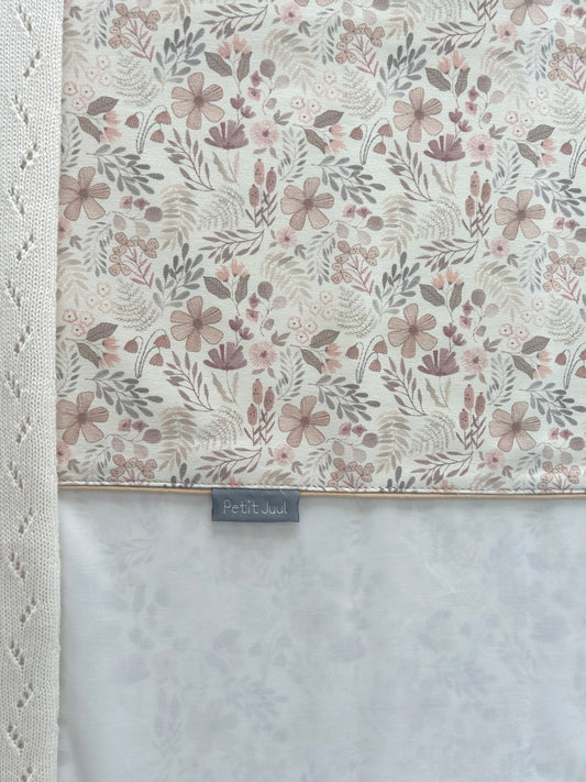 Conjunto de lençóis de bebé para berço em algodão com motivo floral, disponível em vários tamanhos.