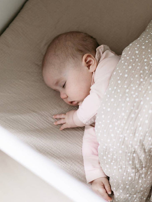 Crib sheet in sand muslin