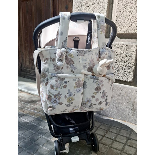 Mala de maternidade com padrão floral, ideal para organizar tudo o que o bebé precisa nos passeios ou na maternidade, em tecido macio e resistente, com bolsos interiores.