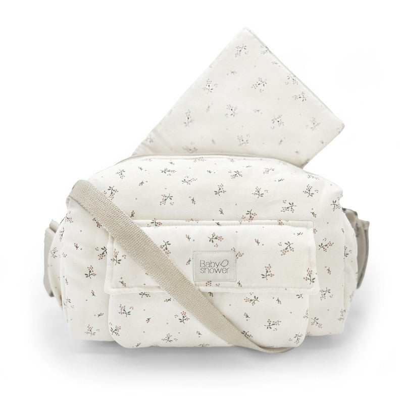Conjunto de mala de maternidade com padrão roseberry, ideal para organizar tudo o que o bebé precisa nos passeios, com muda-fraldas portátil a condizer.