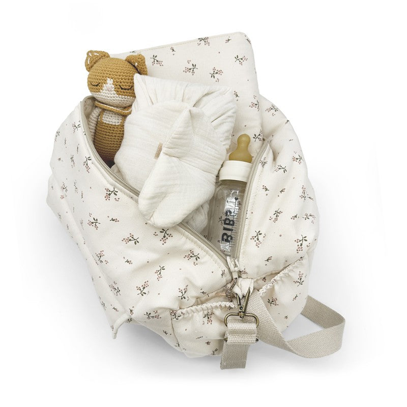 Conjunto de mala de maternidade com padrão roseberry, ideal para organizar tudo o que o bebé precisa nos passeios, com muda-fraldas portátil a condizer.