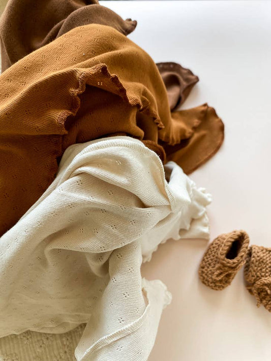 Mantinha de Algodão para Bebé - uma mantinha de alta qualidade, feita 100% em algodão e certificada Oeko-Tex®, em tons neutros terracota e creme.