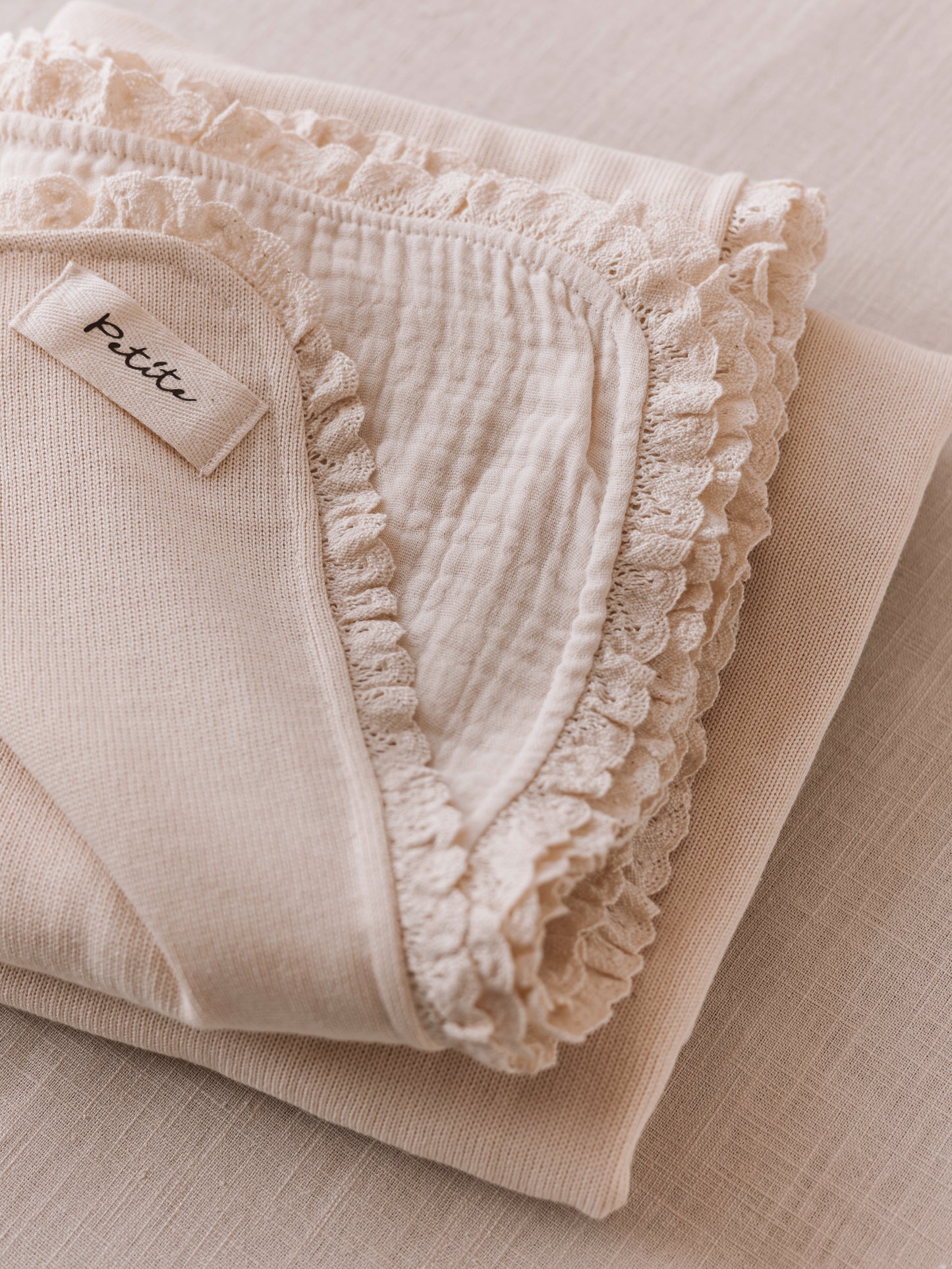 Manta de bebé creme de dupla face, malha macia e musselina de tripla camada, com rendinha, ideal para aconchegar o bebé em casa ou no passeio.