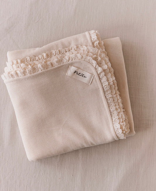 Manta de bebé creme de dupla face, malha macia e musselina de tripla camada, com rendinha, ideal para aconchegar o bebé em casa ou no passeio.