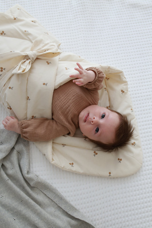 Mantinha envelope para recém-nascido em algodão macio, ideal para aconchegar o bebé nos primeiros dias de vida, em tom neutro com padrão de limões.