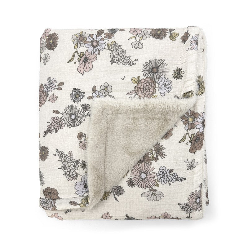Manta de bebé dupla face, com um lado fofinho e outro em musselina estampada com padrão floral, perfeita para aconchegar o bebé com suavidade e charme.