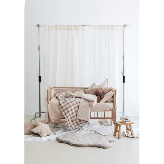 Manta de bebé dupla face, com um lado fofinho e outro em musselina com padrão vichy, perfeita para aconchegar o bebé com suavidade e charme.