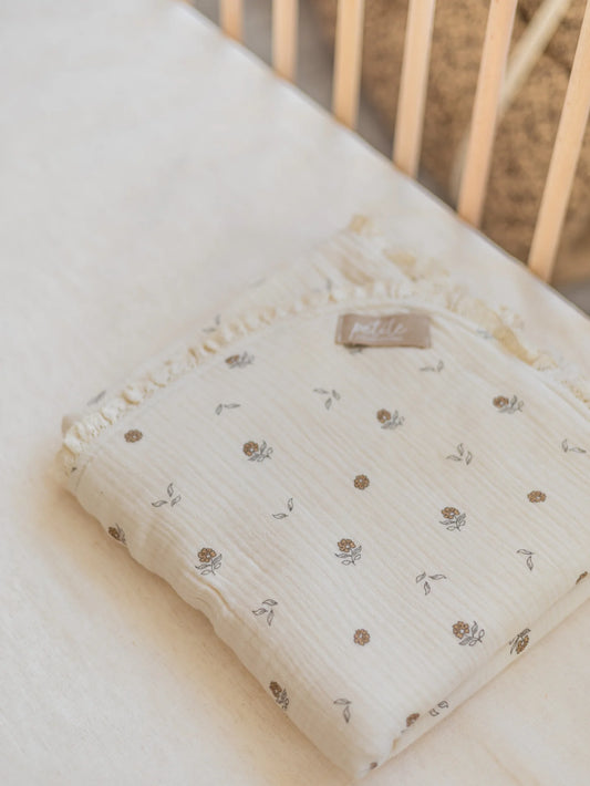 Manta de bebé com motivo floral de dupla face em musselina de tripla camada, com rendinha, ideal para aconchegar o bebé em casa ou no passeio.