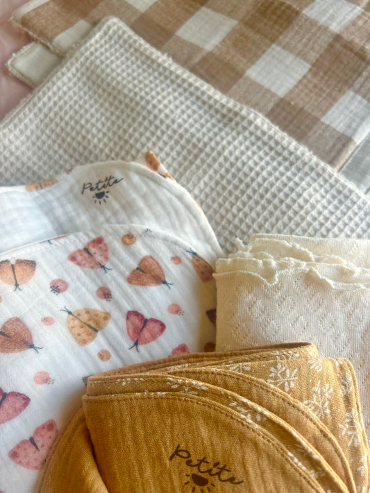 Manta de bebé em musselina dupla face branca motivo borboletas outono