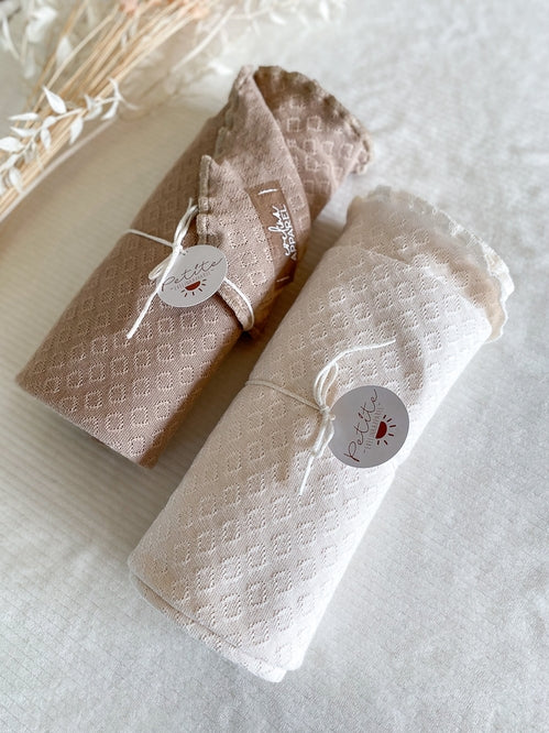 Mantinha de Algodão para Bebé - uma mantinha de alta qualidade, feita 100% em algodão e certificada Oeko-Tex®, em tons neutros bege e creme.